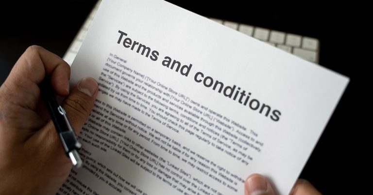 Tradução juramentada onde fazer: documentos sendo analisados por tradutor juramentado