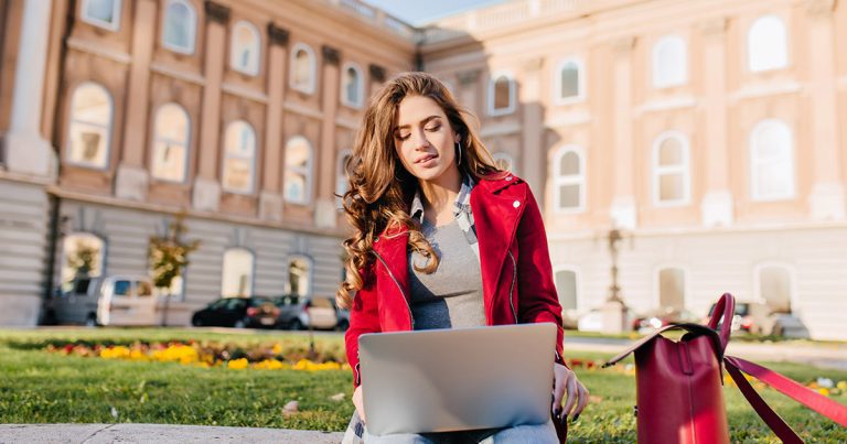Por que é necessária a tradução de documentos acadêmicos para estudar no exterior?