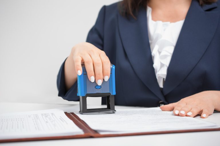 Documentos com certificação Apostille para validação internacional.