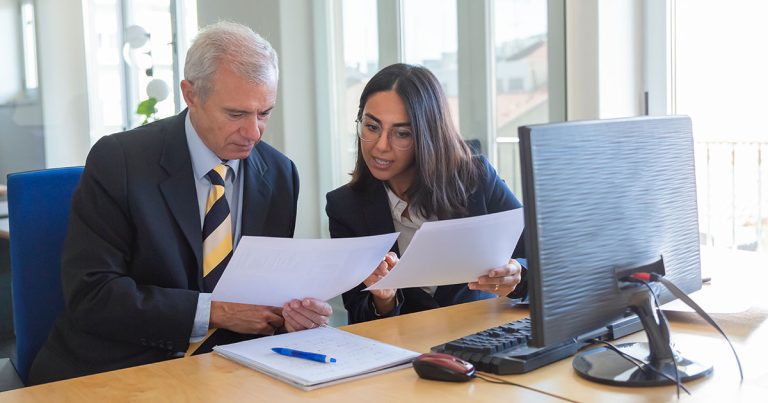 Executivo assinando um contrato internacional, representando a importância de mitigar a tradução jurídica e possíveis riscos em operações globais.