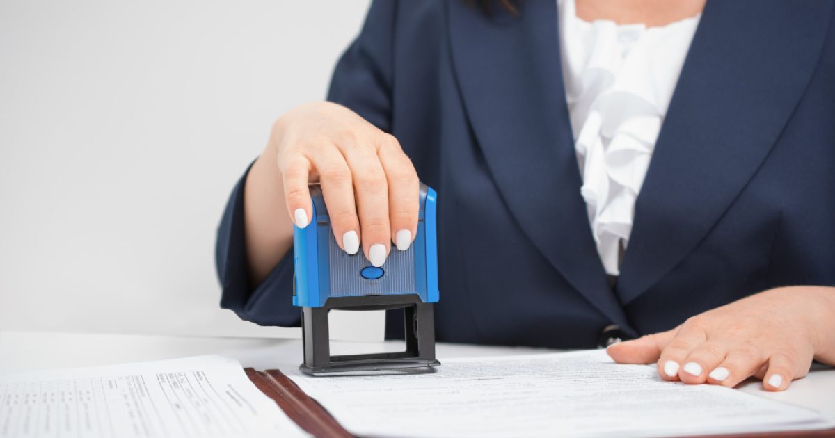 Documentos com certificação Apostille para validação internacional.