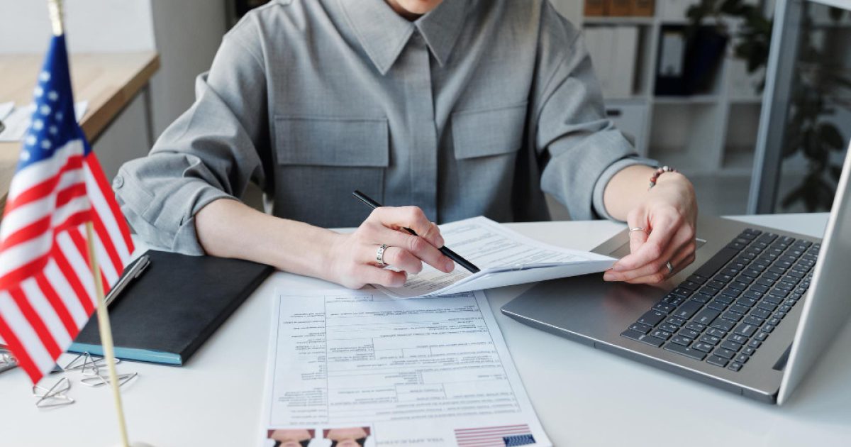 Tradutora profissional trabalhando em tradução juramentada de documento em seu escritório