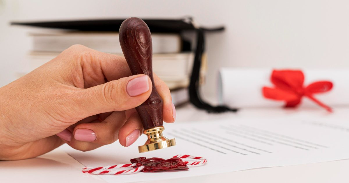 Close-up de um documento oficial com selos de autenticação,carimbos, representando a formalidade da tradução juramentada e certificada.