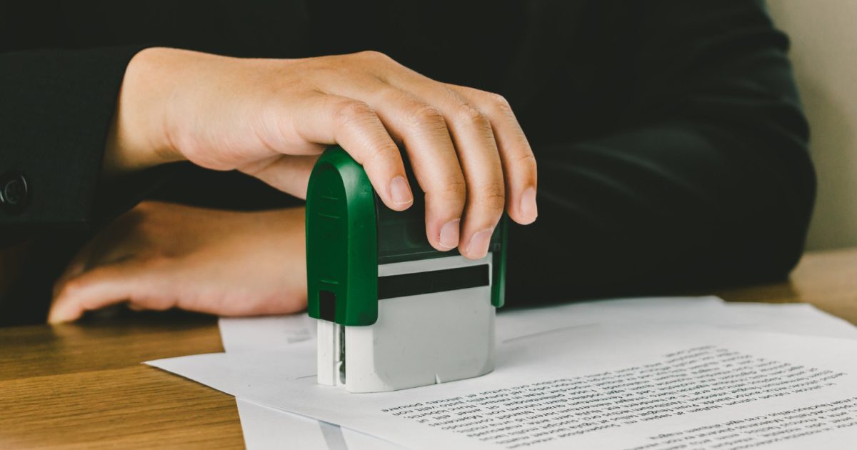 Como contratar tradução juramentada de contratos?