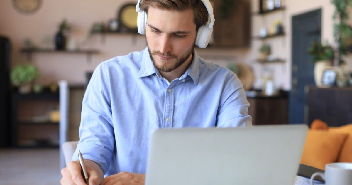 Jovem especialista em tradução juramentada