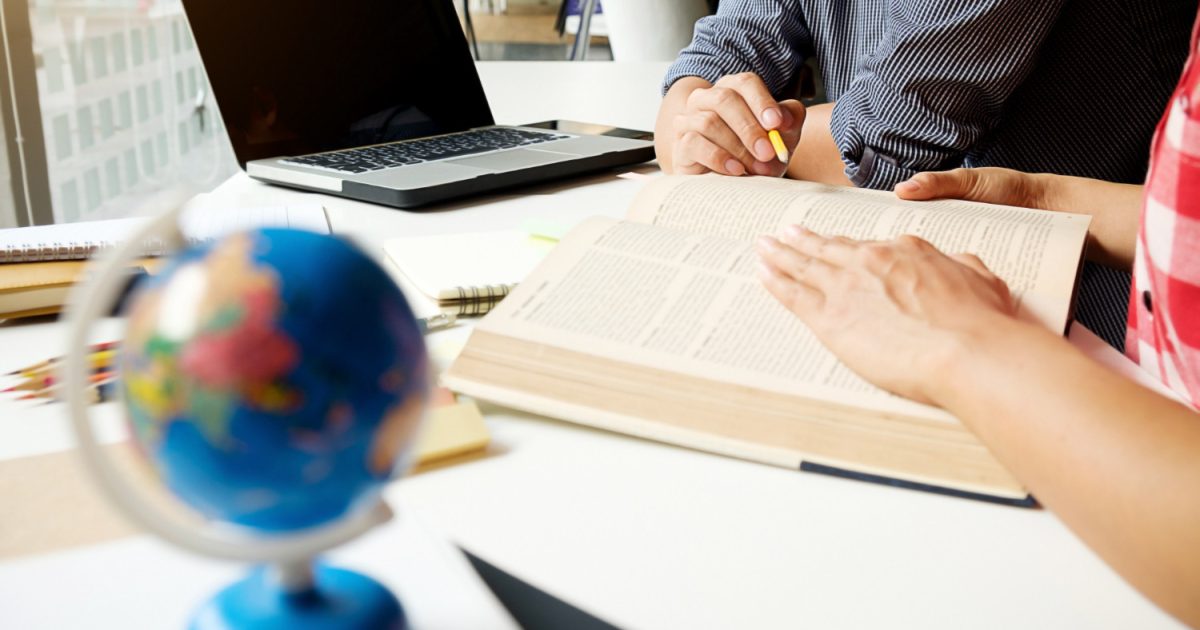 Serviços de tradução e versão têm características diferentes, mas precisam de profissionais capacitados para qualidade nas entregas