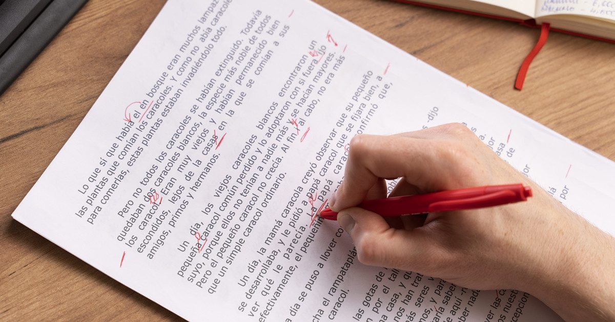 tradução juramentada: tradutor juramentado analisando documento em espanhol